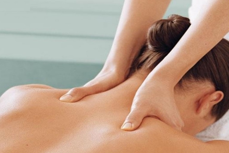 Áp dụng các biện pháp massage trị liệu để giảm đau hiệu quả