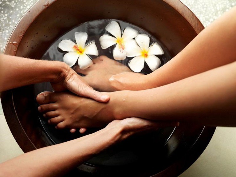 Massage và ngâm chân nước ấm cho bầu 3 tháng đầu bị mất ngủ