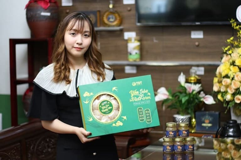 Chị Ngọc Như biếu tặng Yến sào Vietfarm cho ông bà